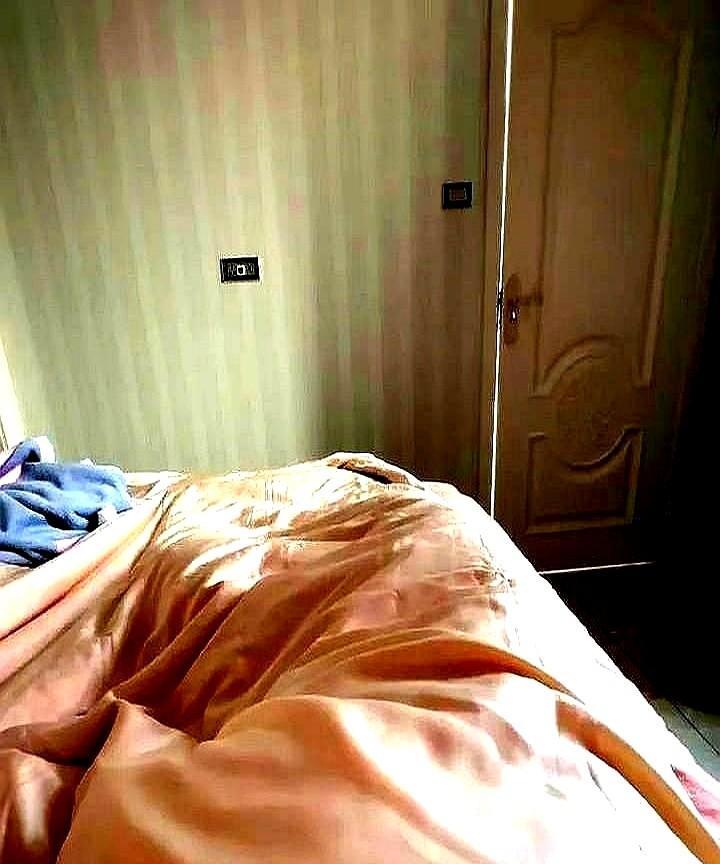 我家隔壁住了一对情侣，之前每天晚上动静都挺大的，声音特别明显。最近发现办公室画