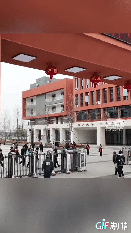 走读生不准背书包用塑料袋入学也不能解决学校担心的问题，因为还有身上的口袋可以装，