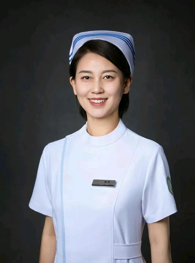 看她的履历似乎根本没有多少时间能够在一线从事护理工作，不是在学习就是在学习的路上