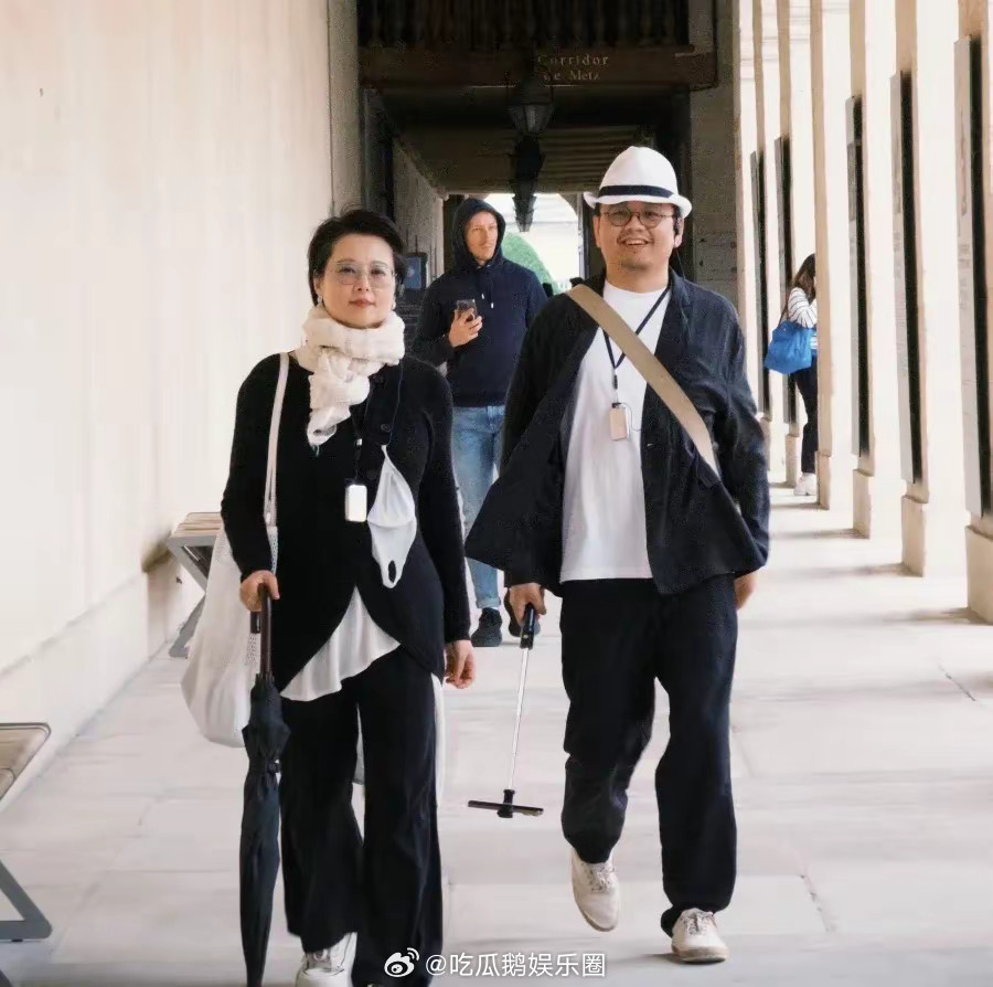 52岁袁立法国街头晒背，穿裙子直接趴路边长椅，松弛得不像明星！！！​​​