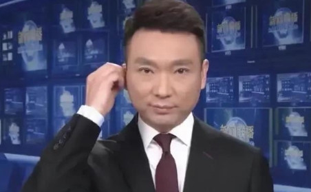 2020年，康辉在《新闻联播》直播中暂停了2秒钟时间调整了一下自己的耳机，这个动