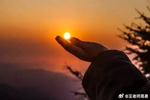 送走身上阿飘法把高度白酒倒在手心，先双手对搓两下，左手在头顶百会穴拍七下，再换右