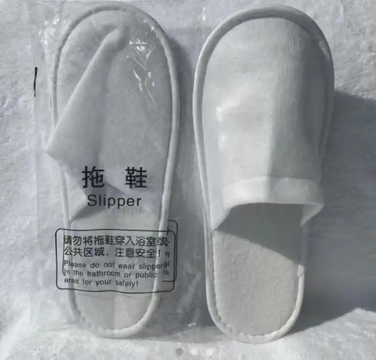 这起看似荒诞的事件，瞬间在网络上引发了热烈的讨论。一个普通的大妈，只是为了方便，