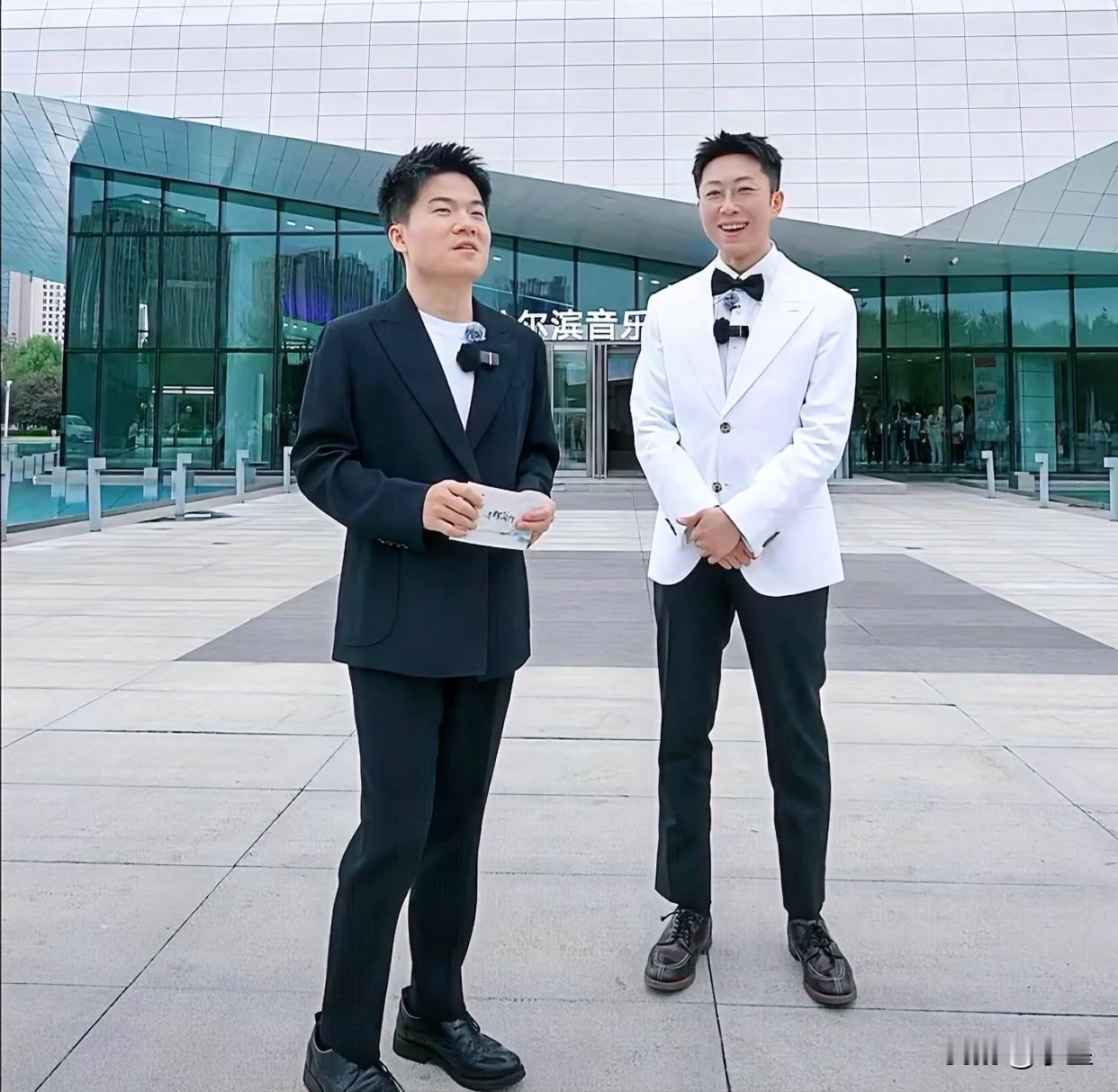 董宇辉旗下的主播真的个个拿得出手今天汉森一身白西装，打着小领结在哈尔滨音乐厅