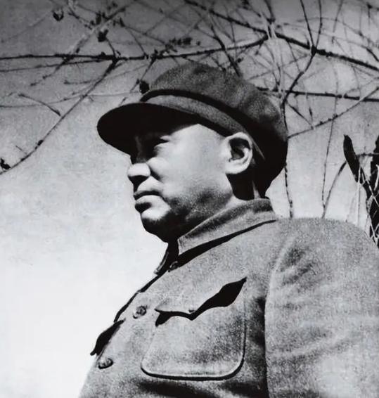 谈起1955年的大授衔，彭德怀其实是最早意识到军衔制度必要性的将领之一。早在1