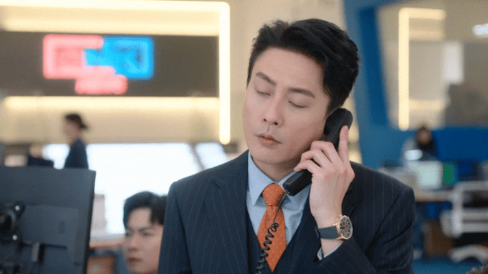 中插广告的神来了古肇华真是把利益至上焊在身上！《新闻女王2》里直播冷场，他竟想到