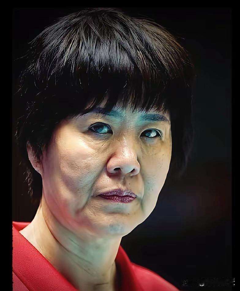 郎平一走，朱婷就再没进过国家队，这事越想越不对劲。郎平用朱婷，就一条死命令：轮到前排，给我砸。一传半