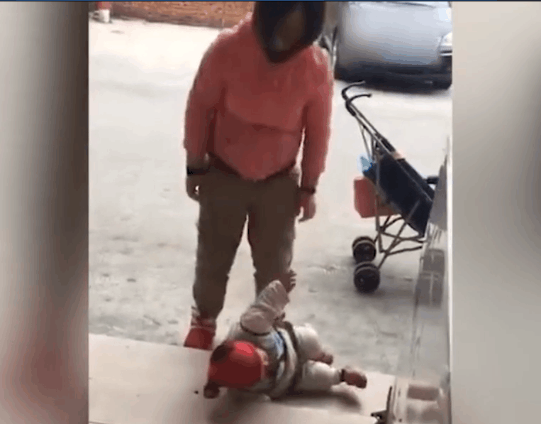 遭天谴! 恶毒母亲猛踹自己幼儿 拍视频者遭狂骂