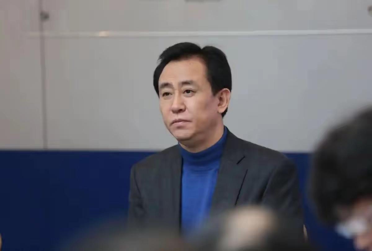 恒大能欠下2.44万亿的债，原因是多方面的。从债务构成看，拿地、项目建设等欠款约