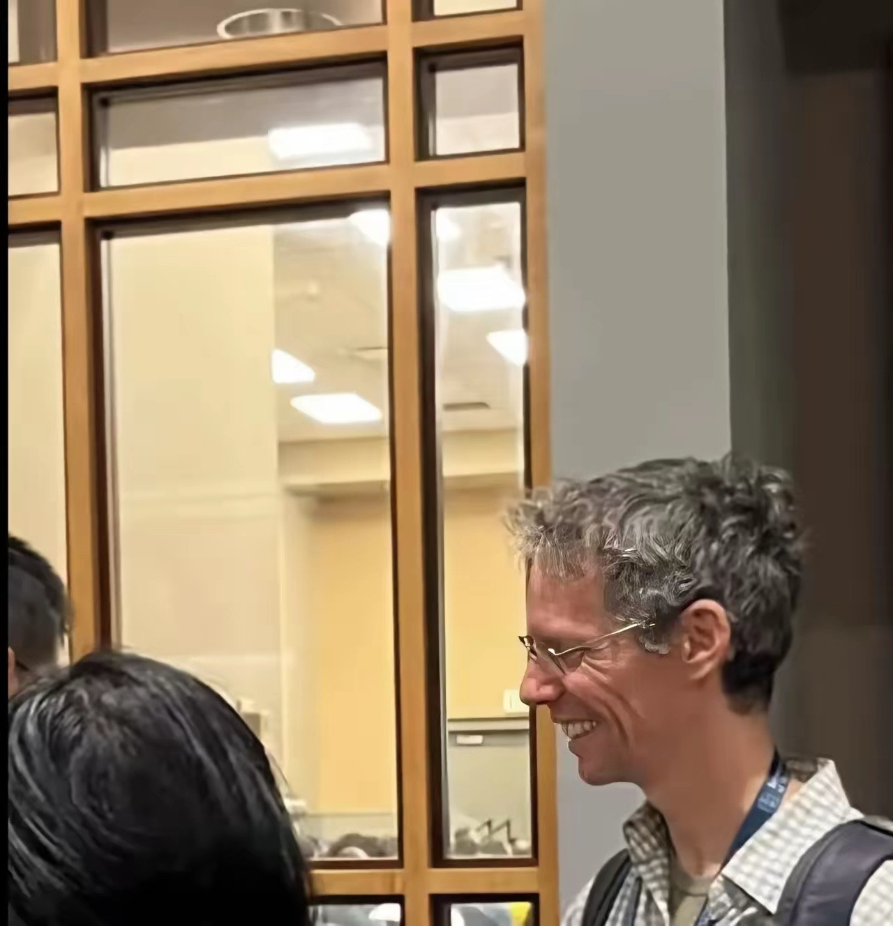 这个没有坐在会场前排，只是隔着窗户凝望王虹的男人，就是王虹最感谢的导师拉里.古斯