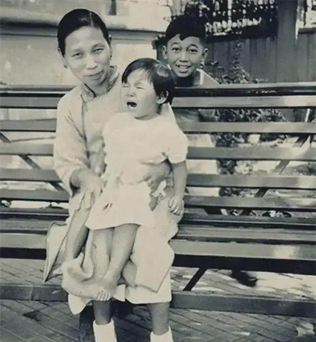1903年，梁启超应妻子要求娶了17岁的婢女王桂荃，他对王桂荃说：“我不会给你名