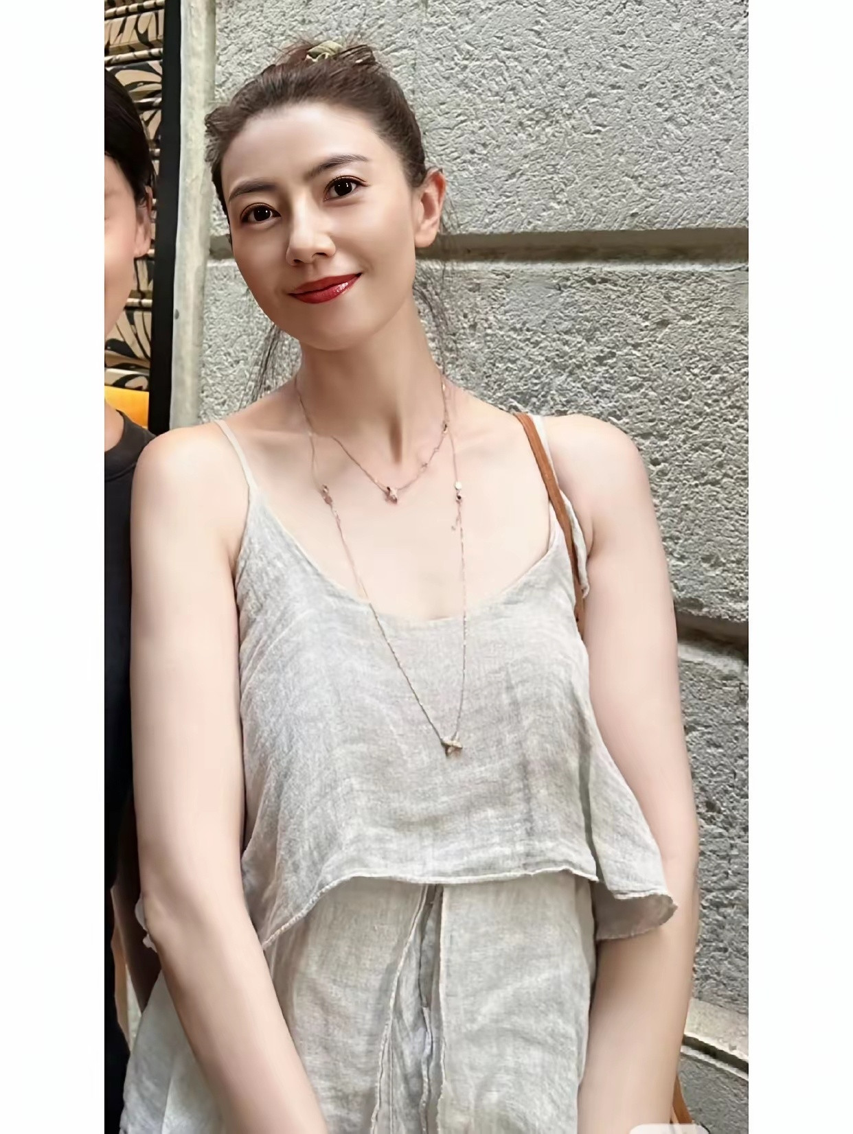 为什么高圆圆这个年龄穿吊带都没有油腻感呢？像这么麻布衣服一般人还真穿不出感觉啊！