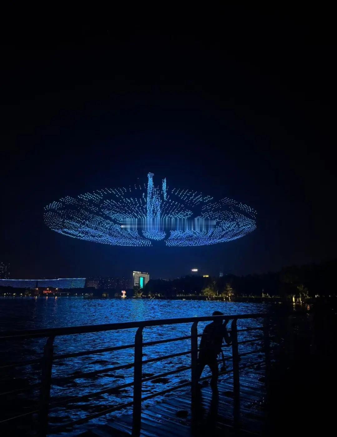 你被天鹅湖边这场大秀刷屏了吗？总台“科晚”无人机大秀，在万众期待中震撼上演！​