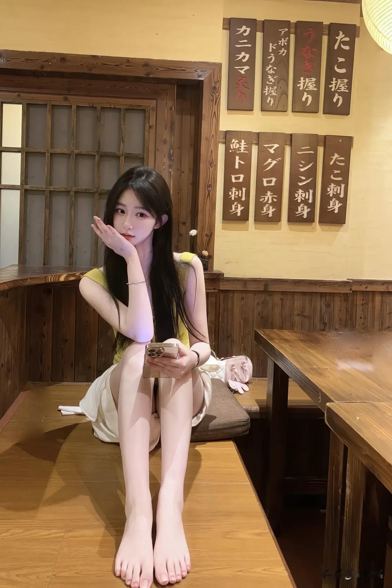 🍹在温暖的灯光下，享受一杯冰镇啤酒，感受生活的惬意。