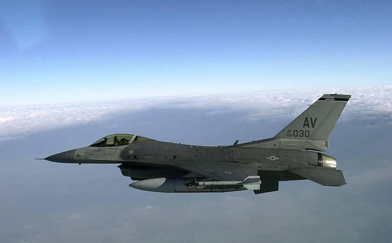 巴基斯坦飞行员曾经有个私下说法：中国战机是＂穷人的F-16＂，凑合能用，但是真打