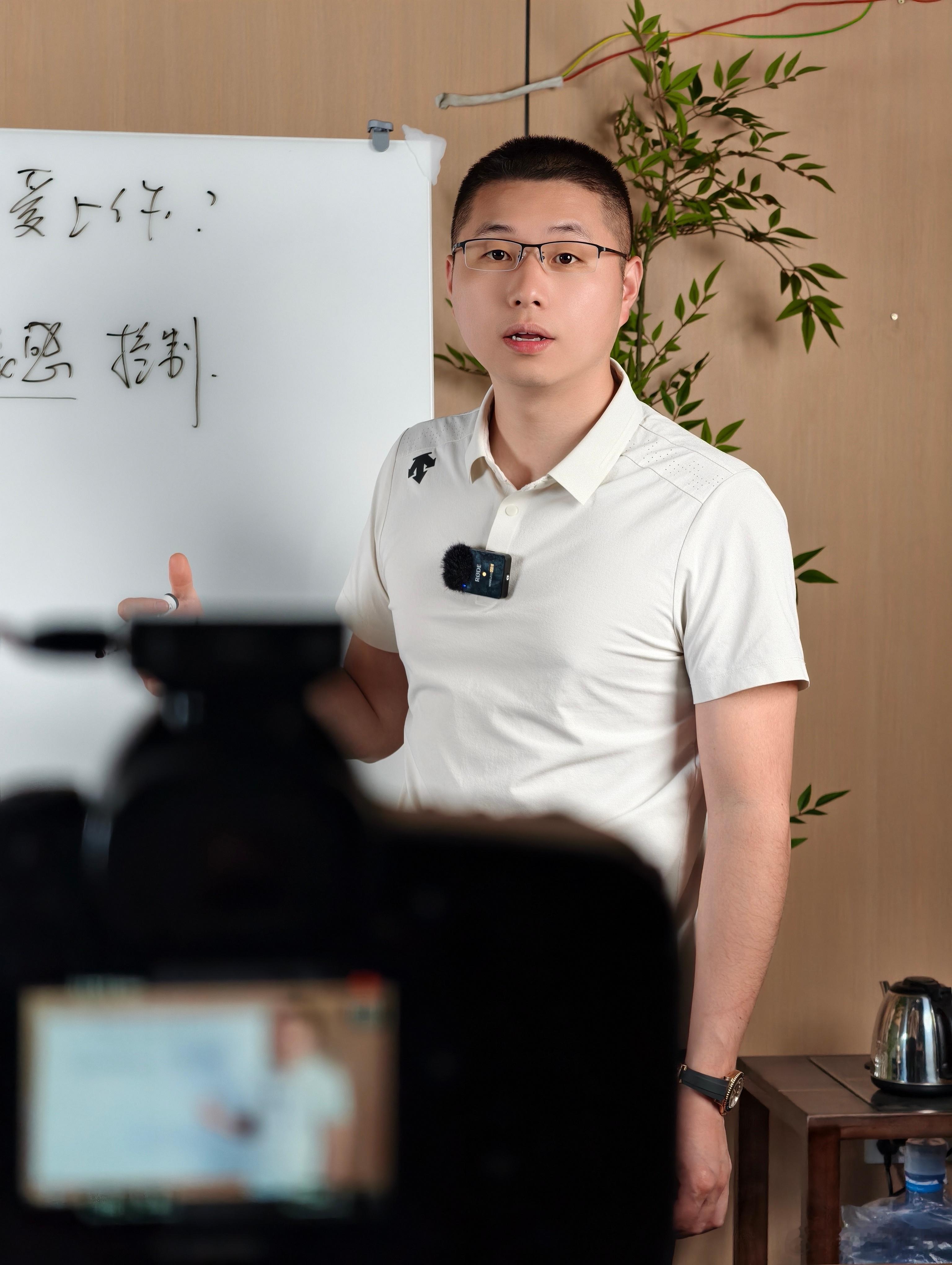 女到中年，愈发平静平静之下，不是妥协，不是认命。是见过天地众生后，终于肯把刀尖转