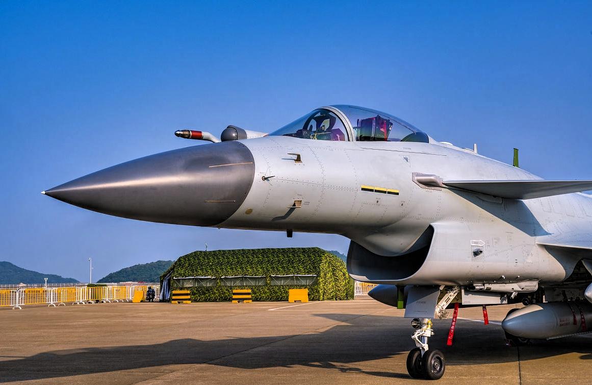 以牙还牙！30秒教科书反击，歼-10C高空硬刚外机，干得真漂亮！最近央视《