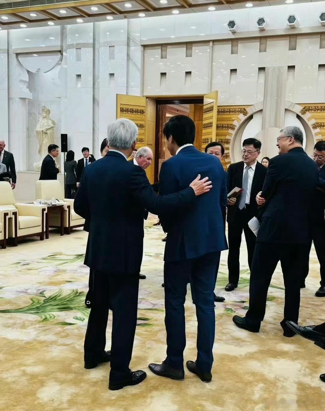看正面雷军和老黄都是大佬但看背面，反差太大了
