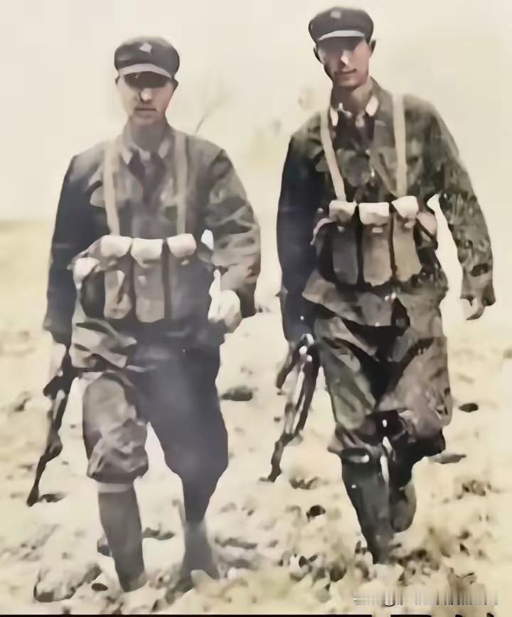 1984年在收复老山战役中，从战场上走下来的两名解放军战士，他们俩人右手拿着"5