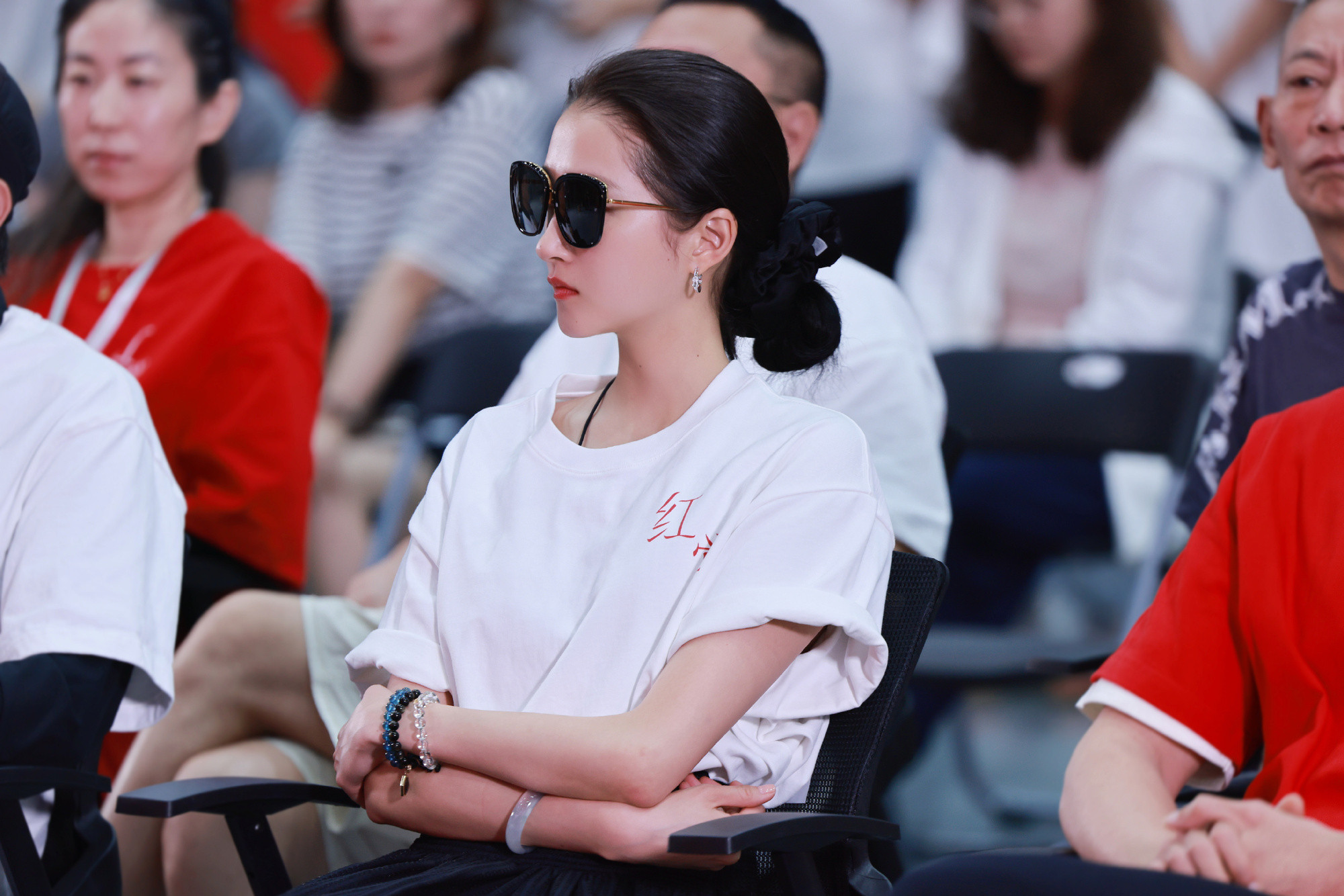 1.关晓彤没有什么关系特别好的圈里朋友，基本上都是同事，玩得好的都是一些从小玩到