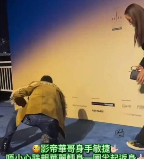 70岁任达华T台摔倒，一个翻滚化解危机！网友：这反应绝了今晚的时装活动上，任