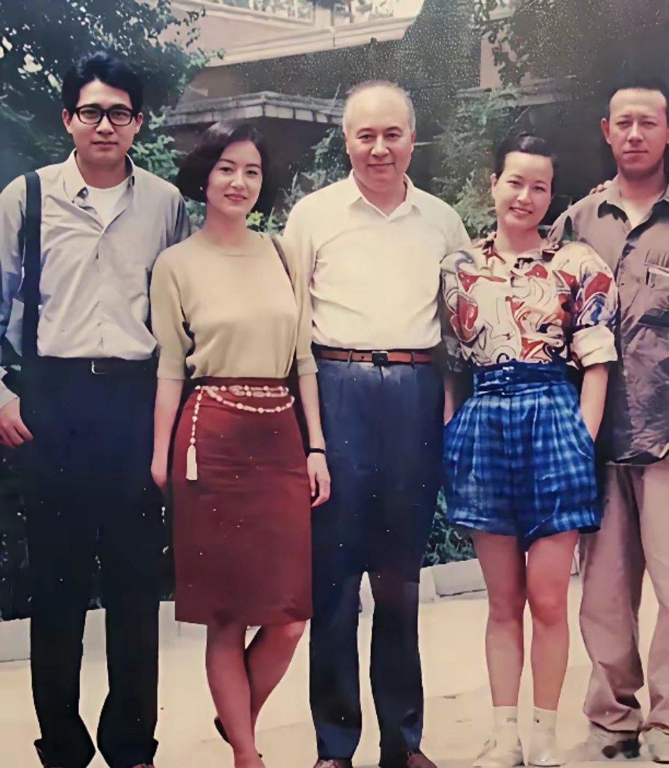 年轻时期的刘晓庆还是长得不错的，皮肤白皙，五官精致，只是她的穿着现在看起来比较土