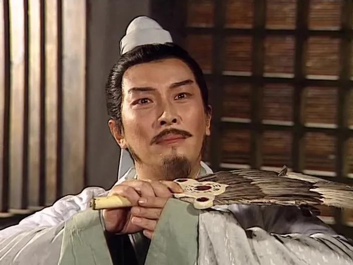 《成都武侯祠新出土的唐代《蜀丞相治迹碑》残片上，刻着一行被香火熏得发黑的小字：“