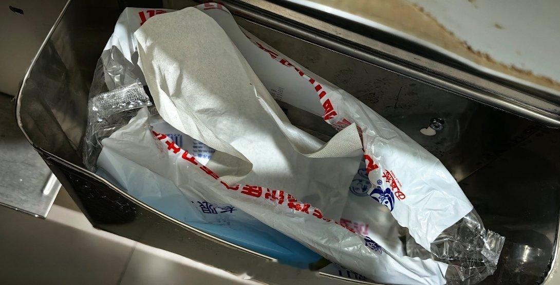 刚刚遇到了一次小抉择，上厕所后打开草纸盒发现其中只剩下两张纸。这两张纸还皱巴巴的