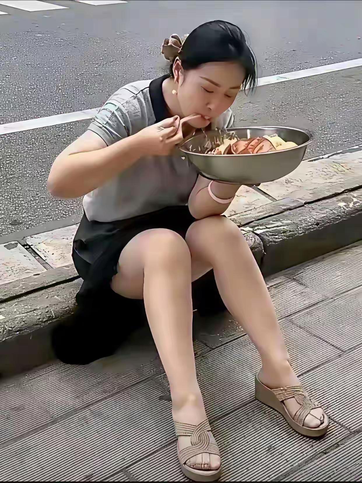 相信普通家庭没有几个男人能养得起像她她这样端起大盆子吃饭的姑娘！不只是感到奇怪