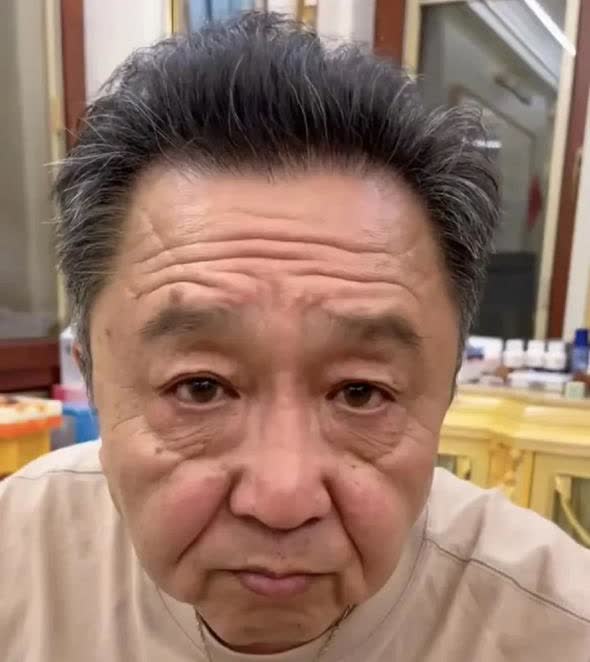 于谦就是腕儿！一早起来刷茶壶！刷完茶壶，端起酒杯就喝二两！桌上的一盘花生米看着像