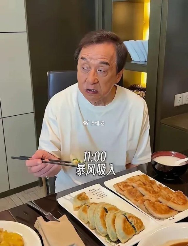 71岁的成龙，一顿饭就把半个娱乐圈的养生人设干碎了