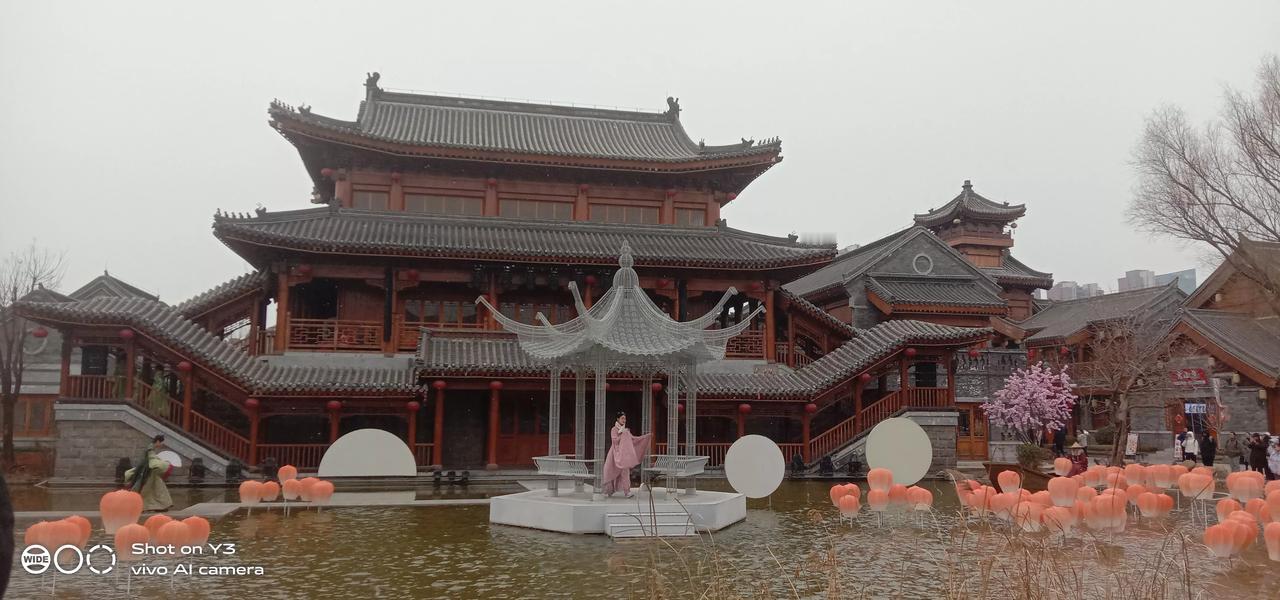 选择自驾游还是跟团，还在纠结中。这个月准备去玩儿几天，放松一下自己。有两个方