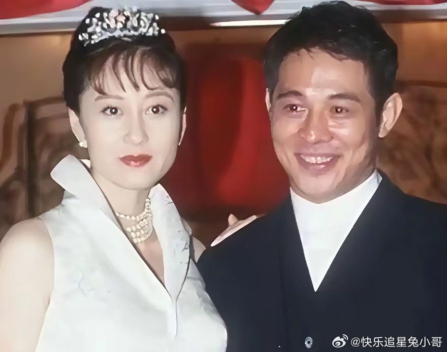 看了利智与何鸿燊合影，再看她与李连杰的合影，生理性喜欢差别也太明显了吧…​​​