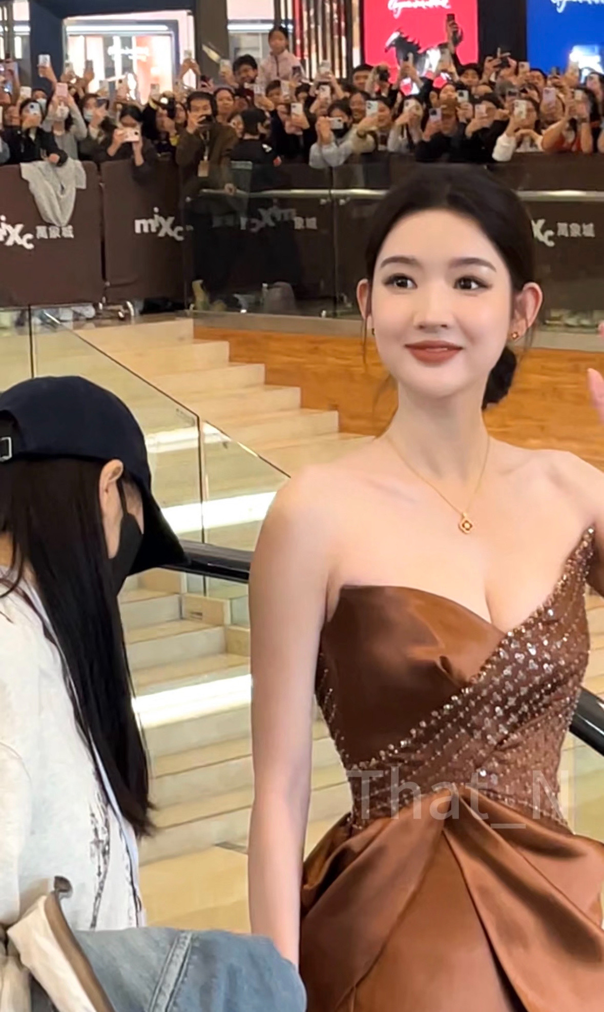 王玉雯棕色抹胸长裙王玉雯南宁活动状态这都美成啥样了