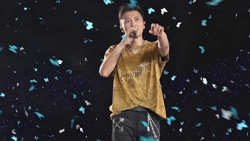 5月的武汉，谢霆锋的演唱会成了热议的焦点。当天，天空不作美，狂风暴雨毫不留情，现