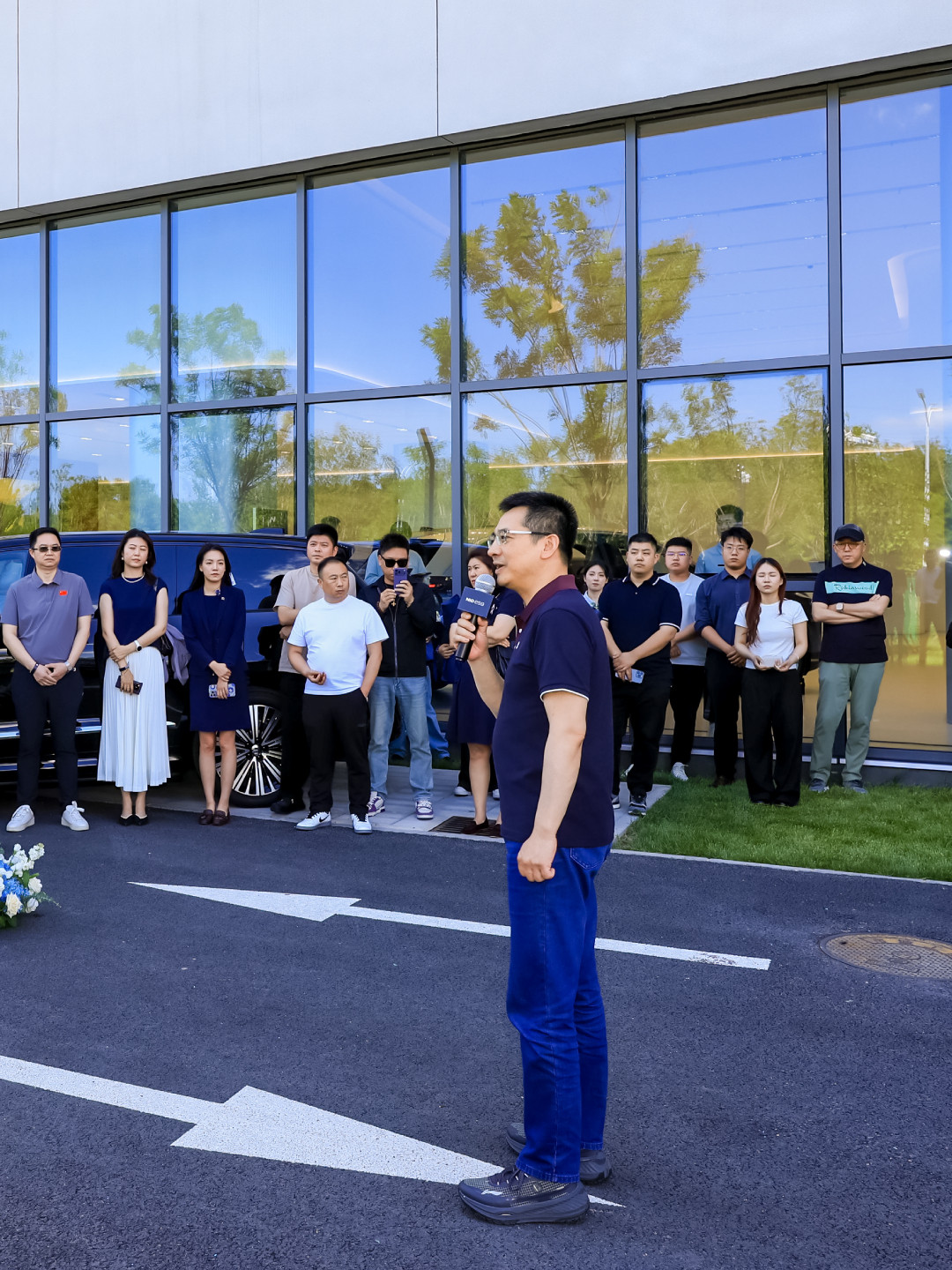 蔚来ES9昨天上市，今天开始交付了。秦力洪今天在北京蔚来中心给ES9用户