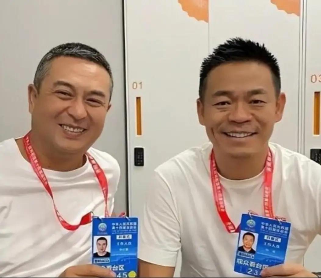 2009年，张嘉译因《蜗居》爆红后购置了一套住宅，首个宴请的人是孙浩。这场家