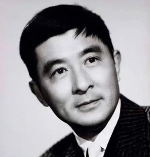 1945年，被关押6年的赵丹出狱，他满心欢喜的找到妻子后，却发现妻子挺着大肚子，