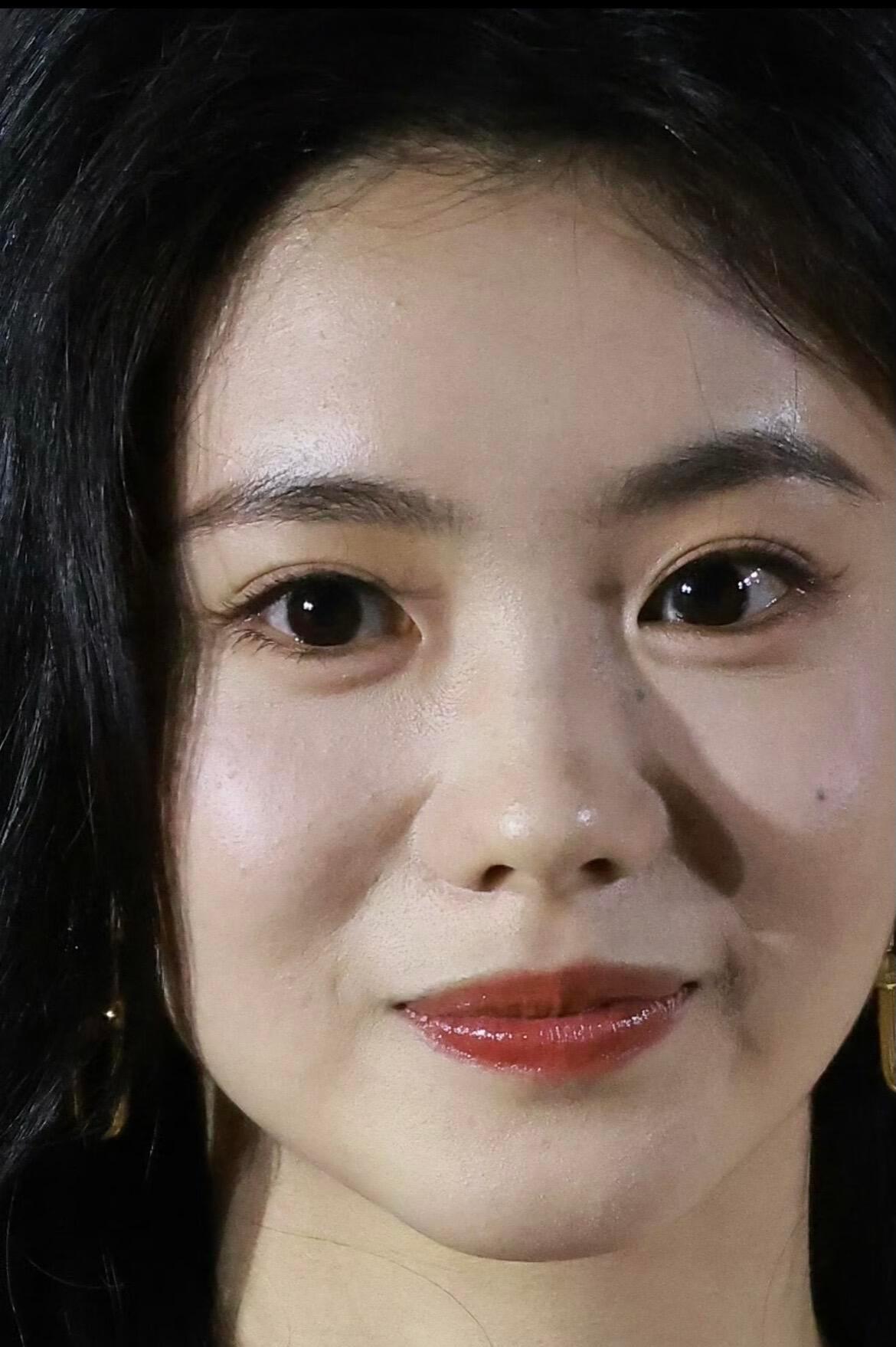 原来刘浩存和章子怡那么像看到图一的刘浩存抿嘴的表情真的好像章子怡啊，那种气质和神