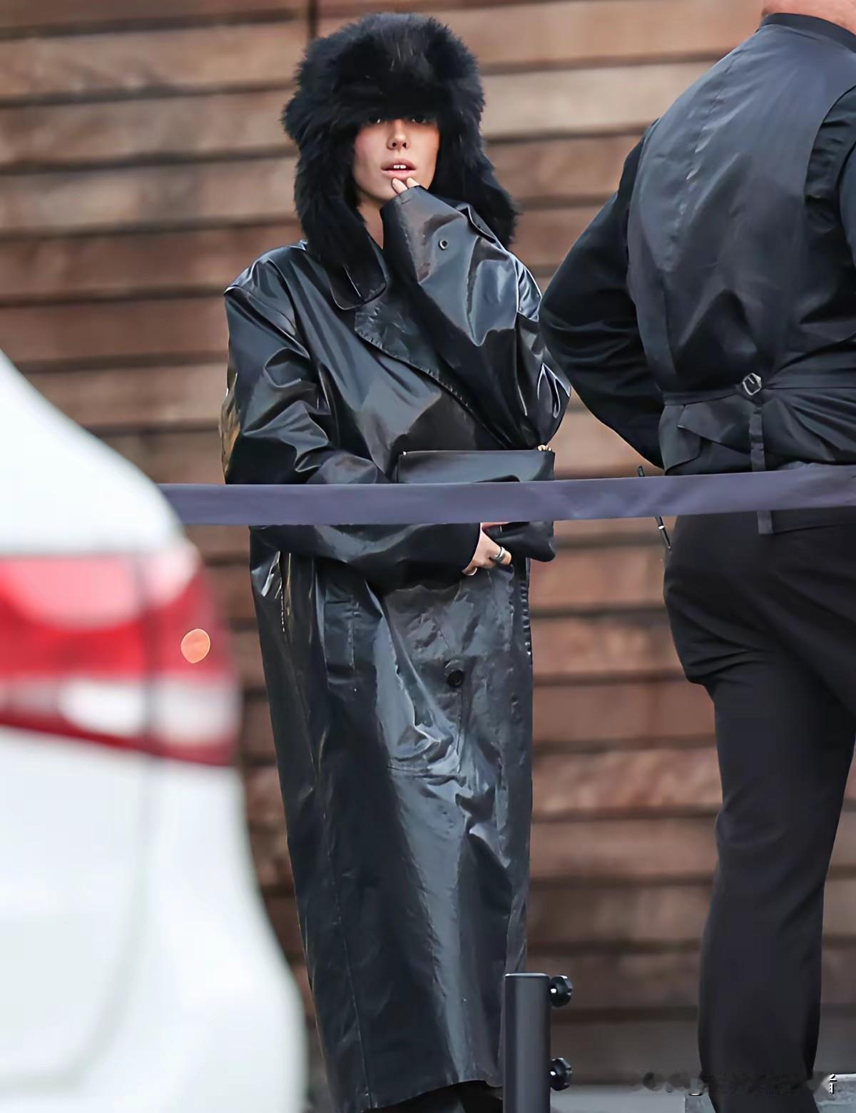 原来侃爷也知道冷，冬天了，给妻子和自己穿上厚衣服了，比安卡确实很美丽，身材也好，