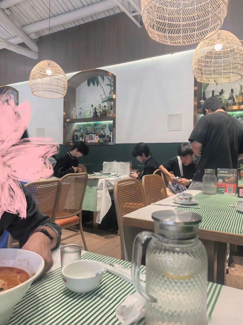 偶遇张函瑞张桂源一起吃饭偶遇张函瑞张桂源吃饭啊啊啊啊啊啊