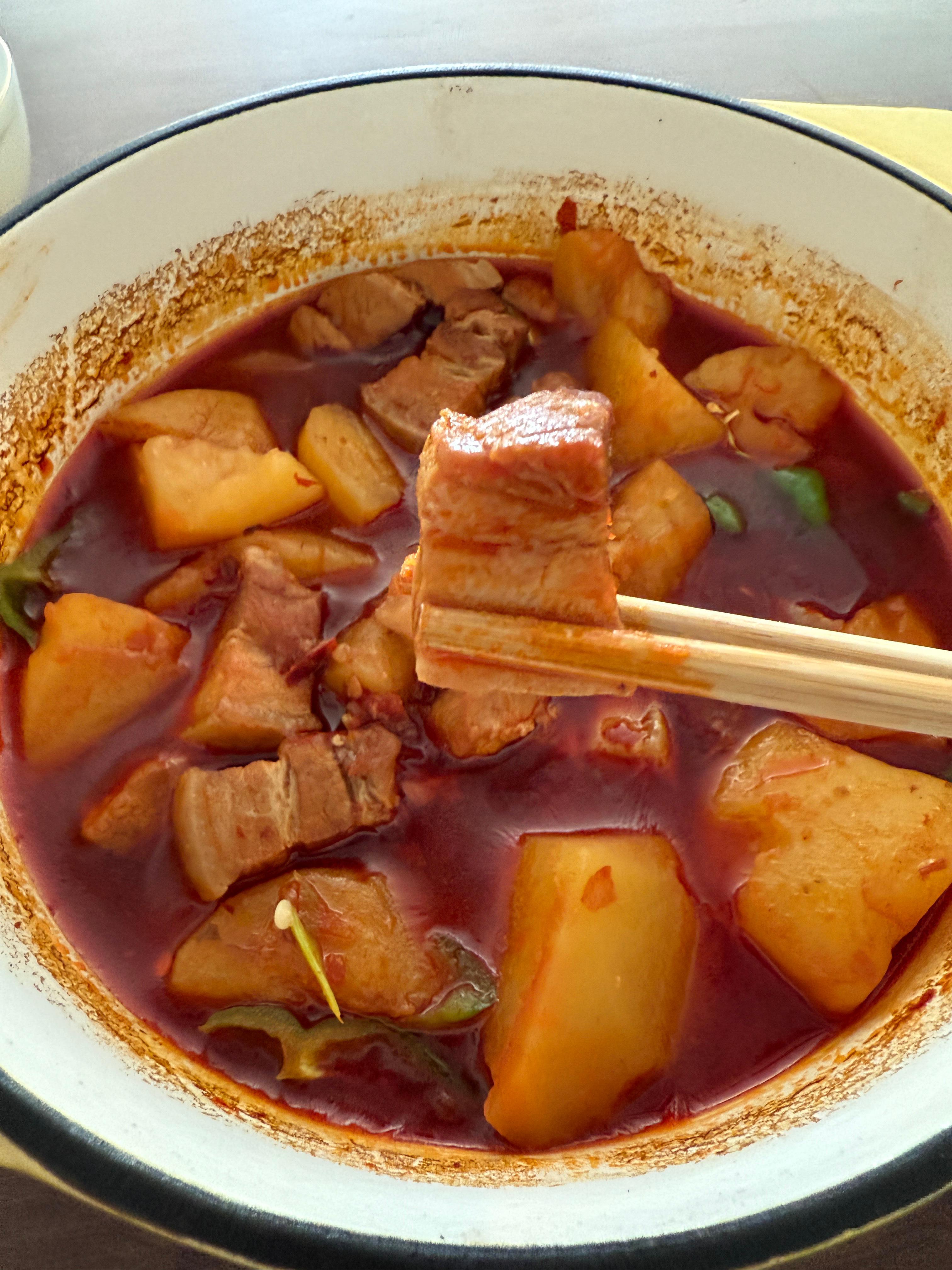 我妈做的五花肉烧土豆！如何能做到肉和土豆都入口即化的这种厨艺水平我一辈子都学不来