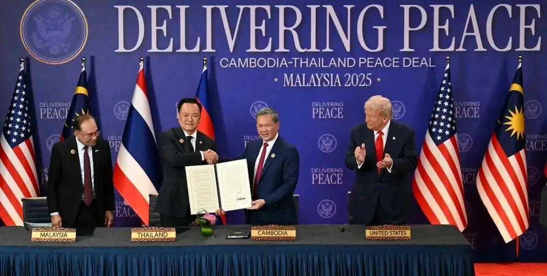 据高棉日报社驻北京分社：泰国总理阿努廷在新闻发布会上称，将停止柬泰和平协议以及由