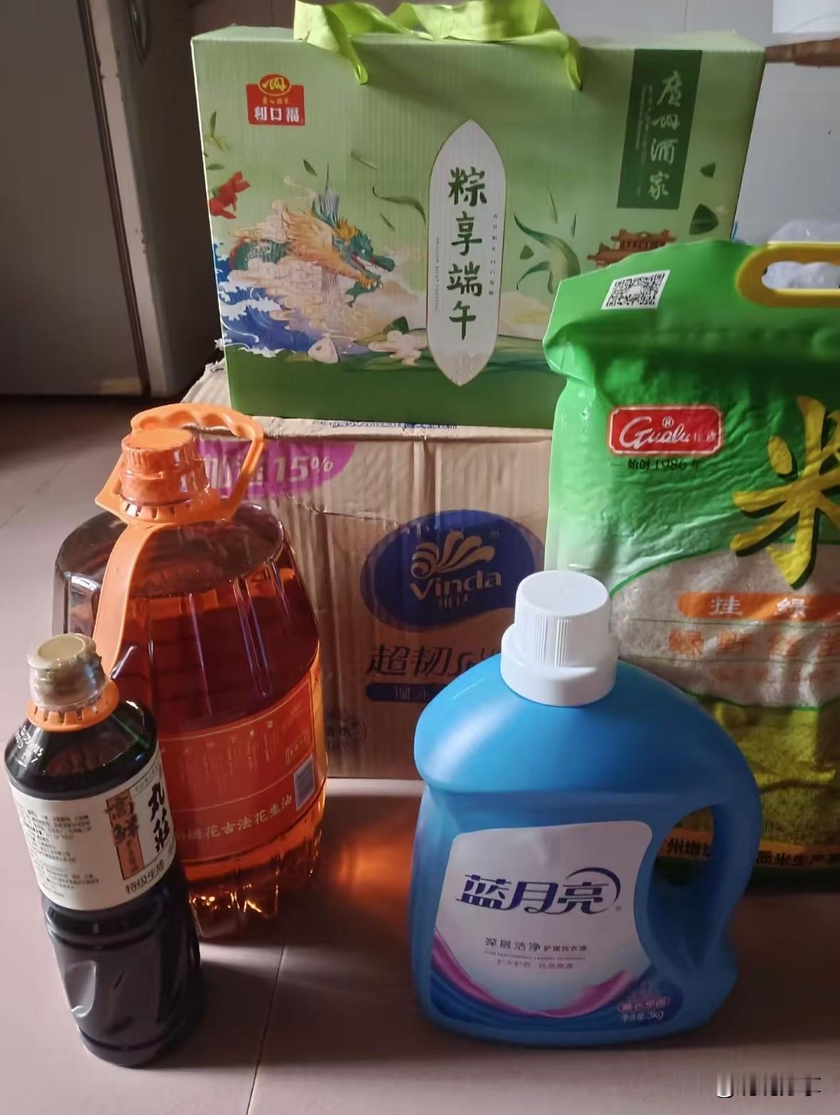 我姐和姐夫因为一桶油一袋米离婚了。端午那天，我和我妈去我姐家吃饭，正赶上他们家没