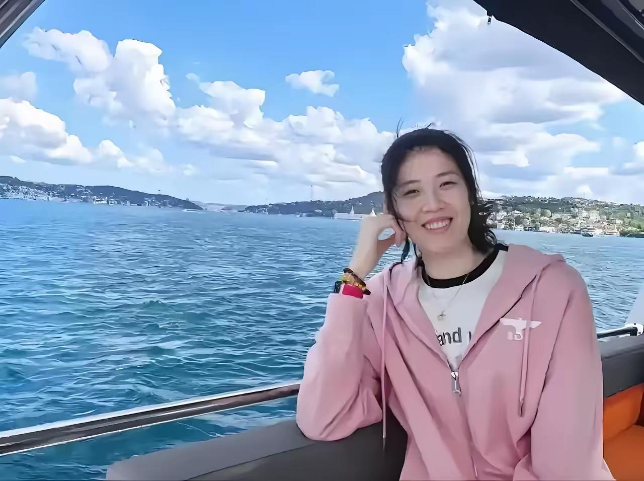 李盈莹再赴意大利米兰瞬间掀起排坛热议，多家体育自媒体辟谣，此行只是脚踝伤病康复评