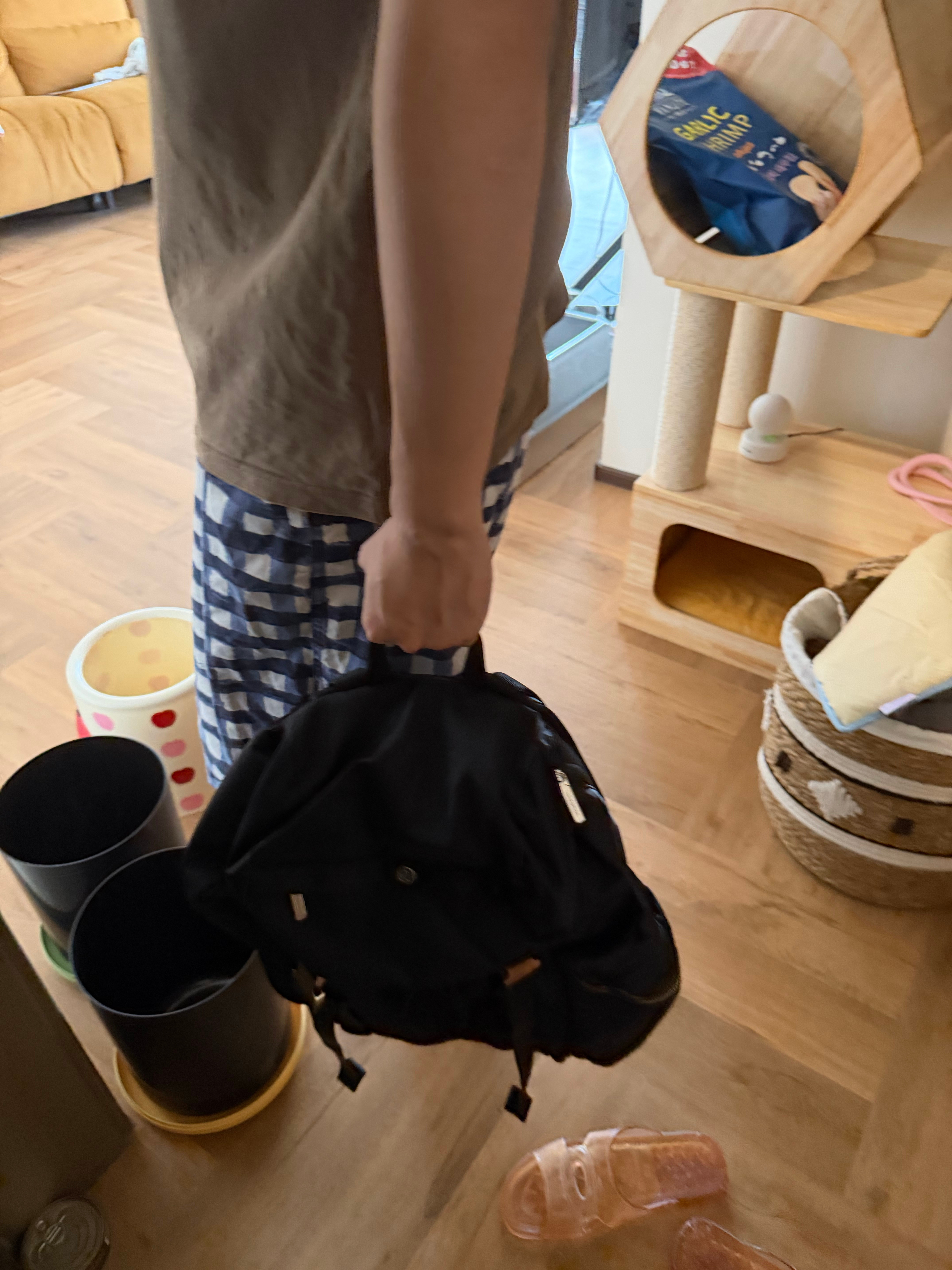 我们出门吃粉这人带书包说怕我一出门就要玩一天没电脑上班
