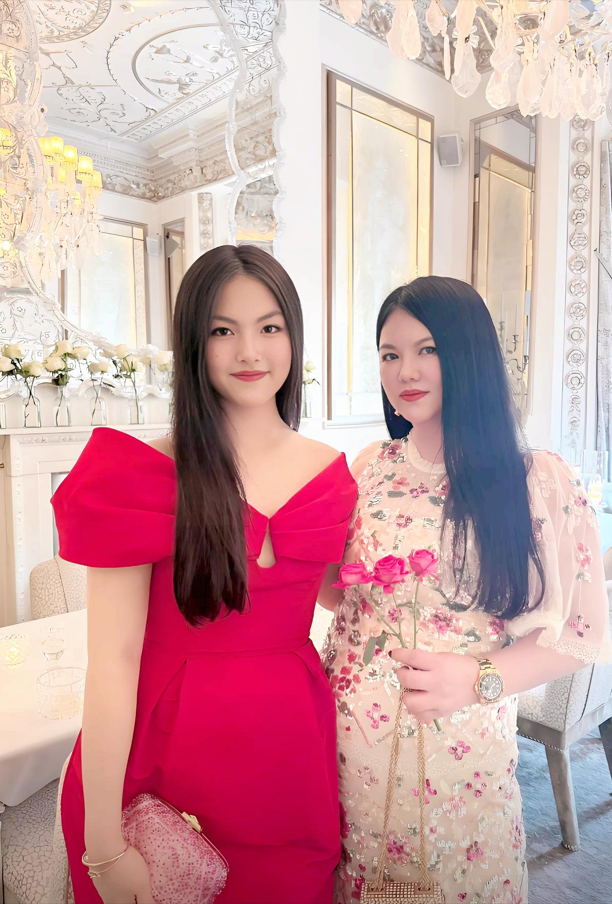 李湘带女儿王诗龄参加中式晚宴，王诗龄与何超莲并排坐C位！ 有人说两个人的家世