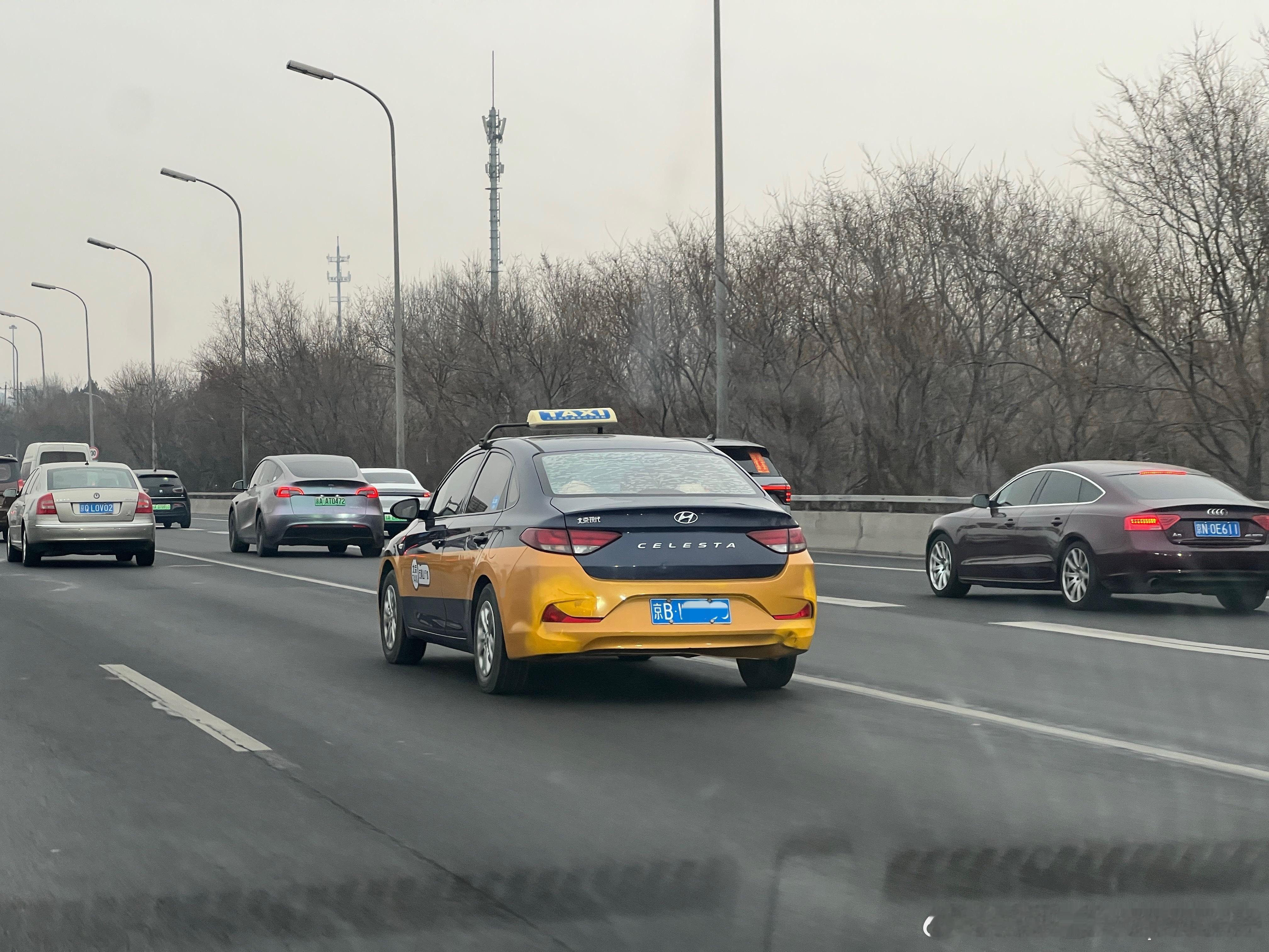 这绝对算是北京出租车最后的倔强了。内燃机加个体户。北京