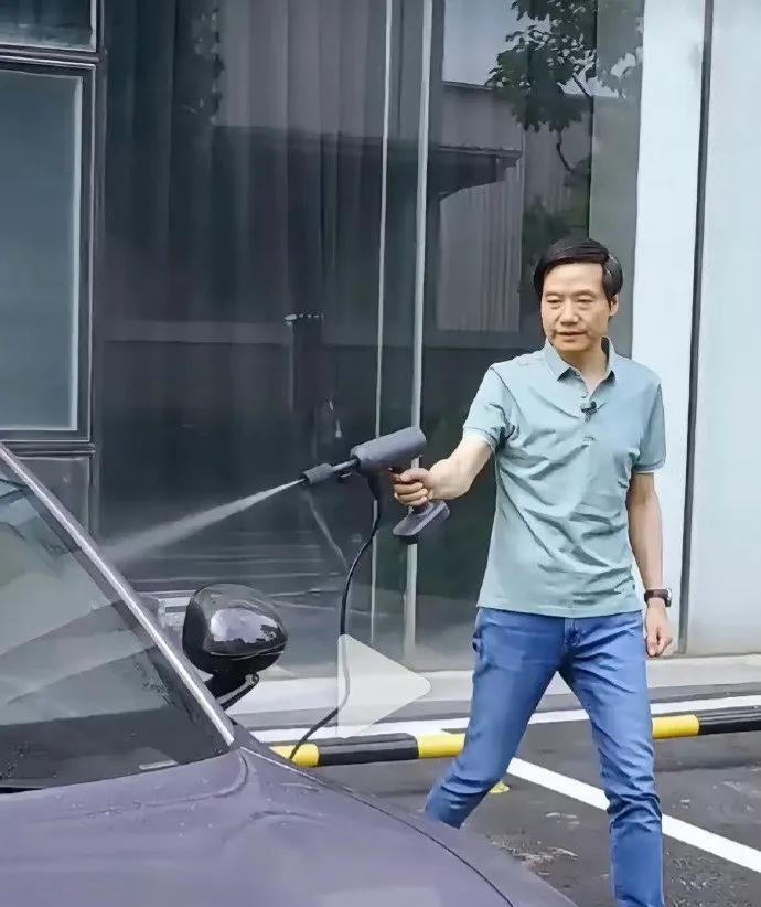 雷军说钱是靠自己积攒的，因此他选择自己动手洗车，觉得没有必要花几十块钱去外面洗。
