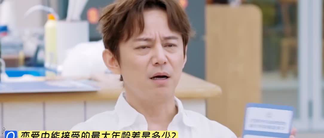 何炅、檀健次、李沁等人玩游戏，讨论：情侣之间冷战多少天？就算分手。檀健次